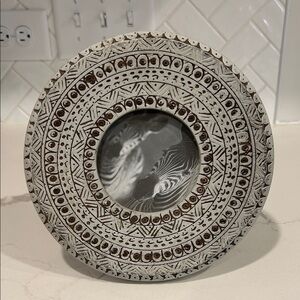 Round wooden picture frame